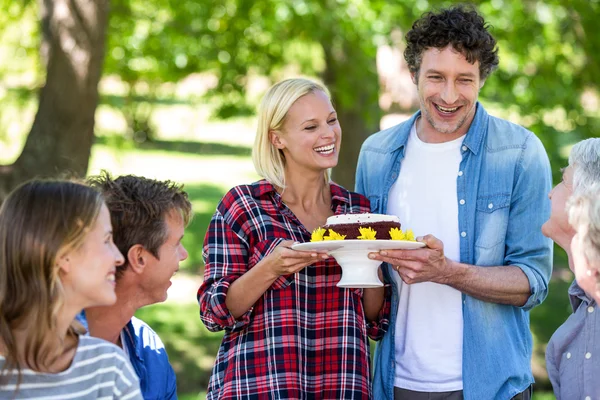 Amigos haciendo un picnic con pastel — Foto de Stock