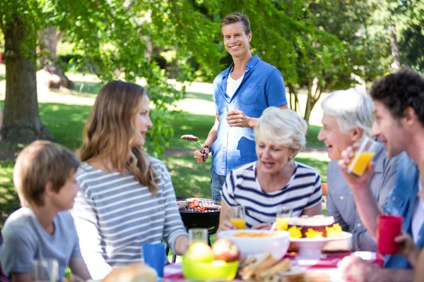 Familia y amigos haciendo un picnic —  Fotos de Stock