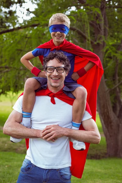 아버지와 아들 슈퍼맨 옷을 입고 — 스톡 사진