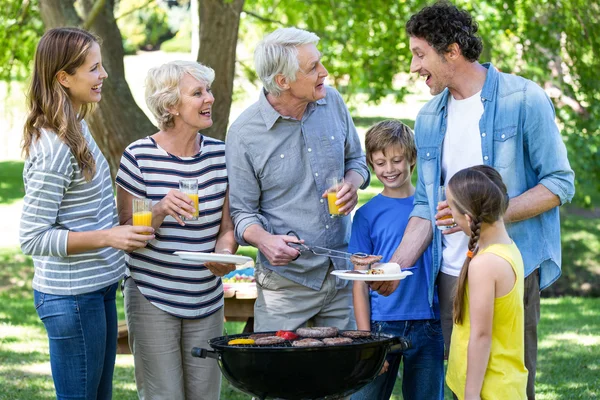 Familie met een barbecue — Stockfoto