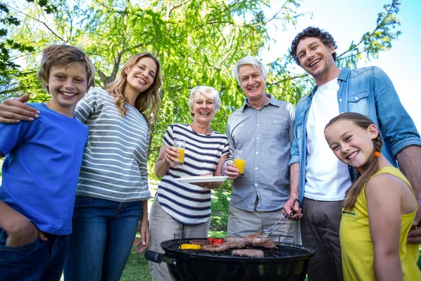 Aile barbekü yapıyor. — Stok fotoğraf