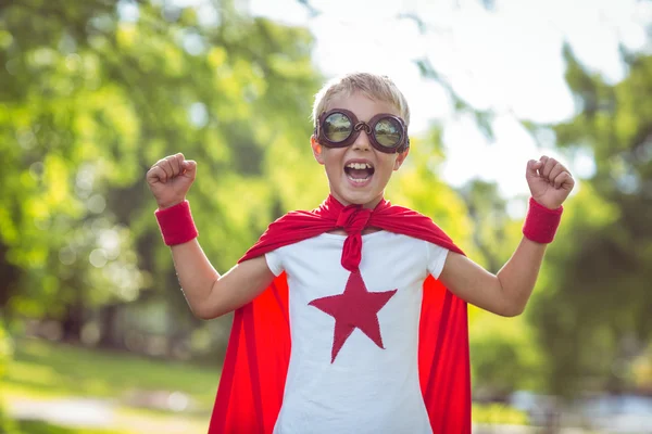 Malý chlapec, oblečený jako superman — Stock fotografie