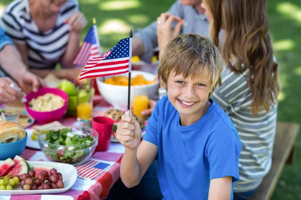 Familie mit amerikanischer Flagge beim Picknick — Stockfoto