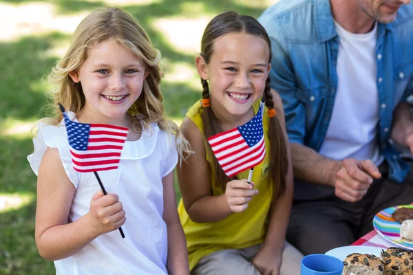 Familia con bandera americana haciendo un picnic —  Fotos de Stock