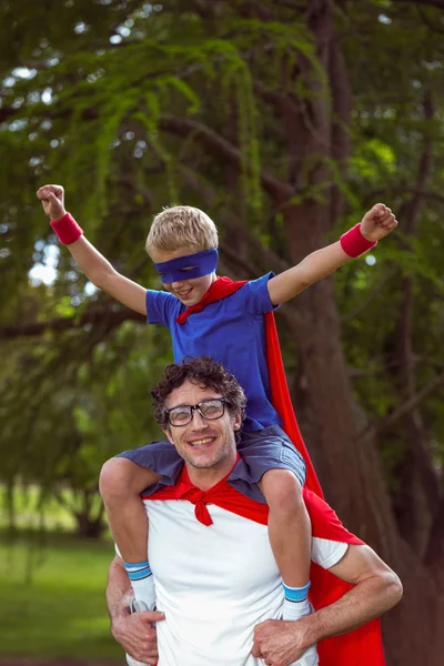 Vader en zoon voorwenden om superheld — Stockfoto