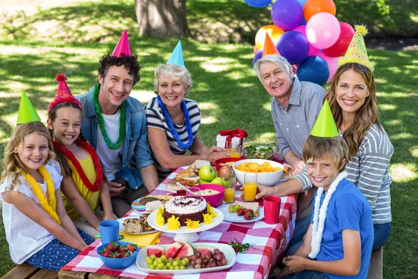 Счастливая семья празднует день рождения — стоковое фото
