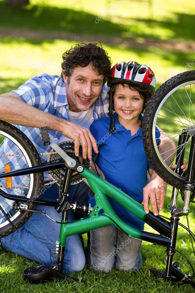 Pere Et Fils Reparant Le Velo Image Libre De Droit Par Wavebreakmedia C