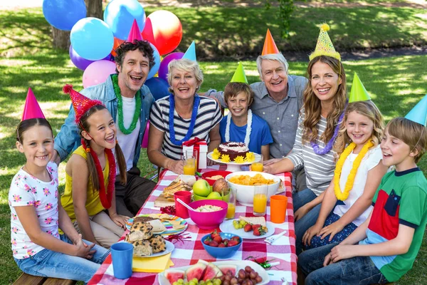 Щаслива сім'я, що святкує день народження — стокове фото
