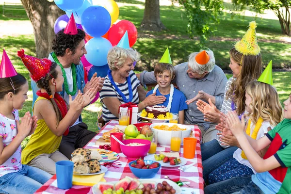 Glückliche Familie feiert Geburtstag — Stockfoto