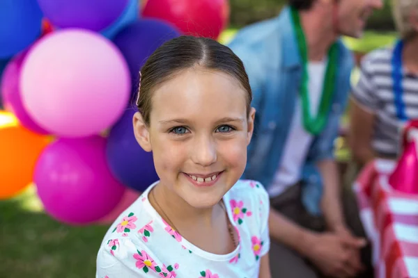 Lächelndes kleines Mädchen auf Geburtstagsparty — Stockfoto