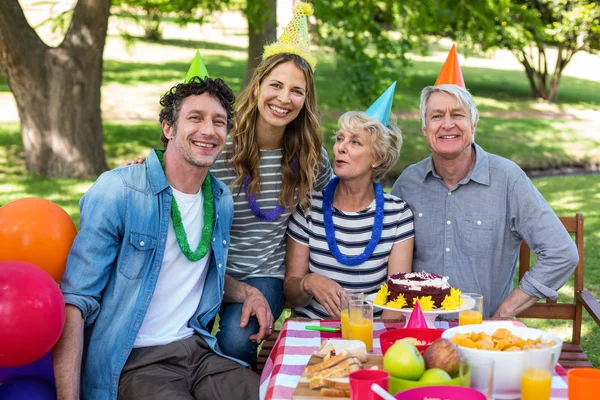 Familia feliz celebrando un cumpleaños —  Fotos de Stock