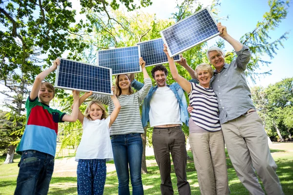 Famiglia tenere insieme le lavagne — Foto Stock