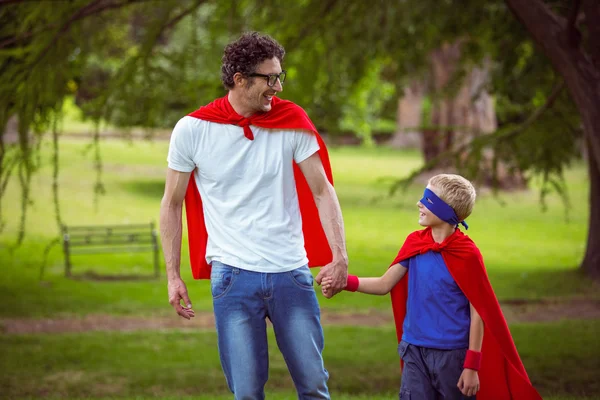 Otec a syn předstírat, že je superhrdina — Stock fotografie