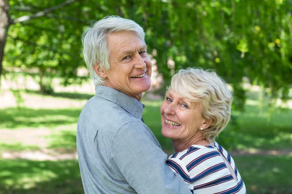 Bakifrån av äldre par embracing — Stockfoto