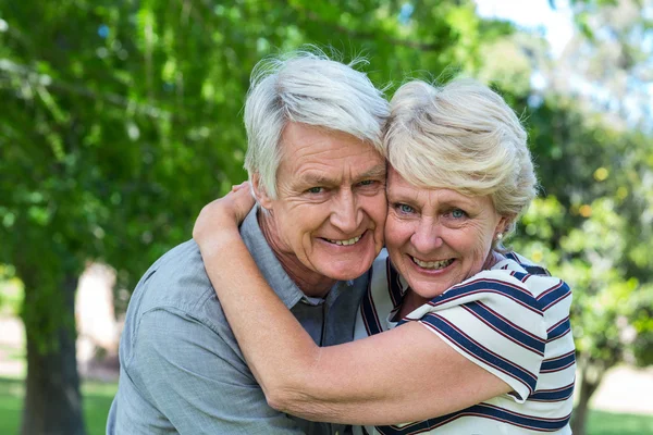 Senior couple embracing head to head — Stock Photo, Image