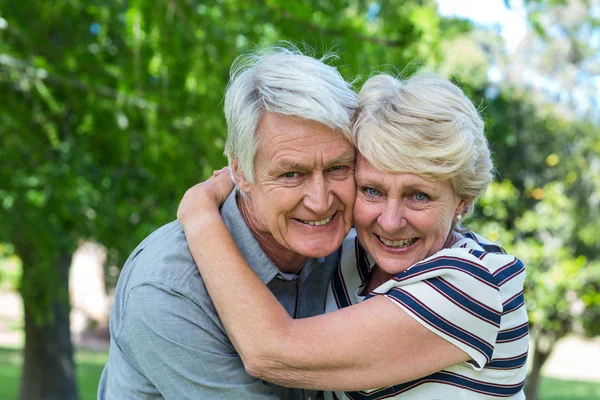 Senior paar omarmen hoofd tot hoofd — Stockfoto