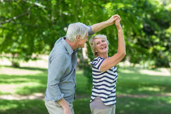 Couple âgé dansant — Photo