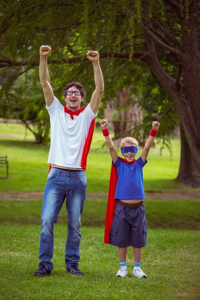 Padre e hijo pretendiendo ser superhéroes — Foto de Stock