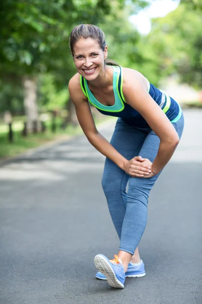 Sportswoman allungando le gambe — Foto Stock