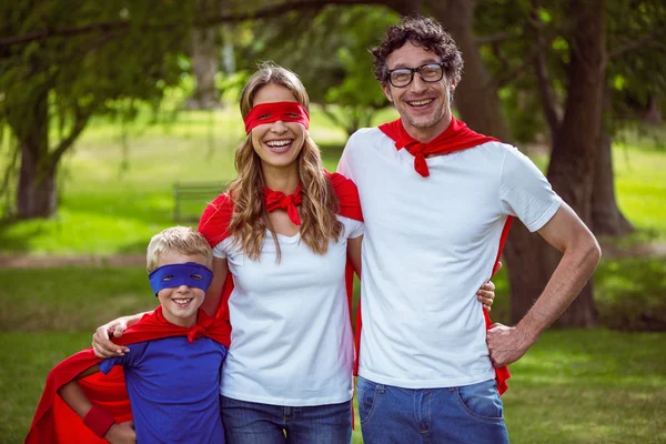 Joyeux famille prétendant être un super-héros — Photo