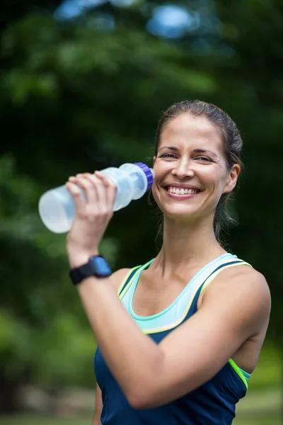 Maratona atleta feminina correndo água potável — Fotografia de Stock