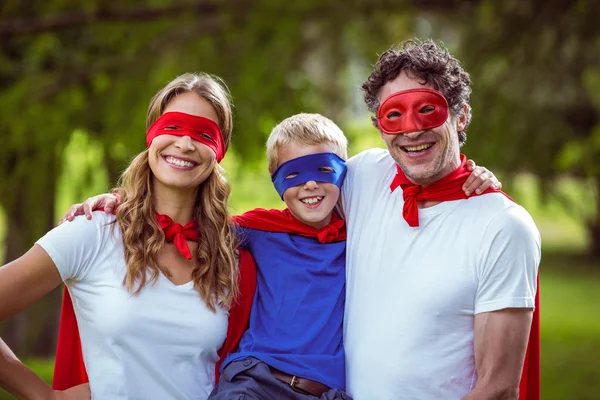 Boldog család úgy tesz, mintha szuperhős — Stock Fotó