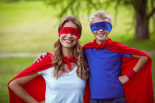 Madre e hijo pretendiendo ser superhéroes — Foto de Stock