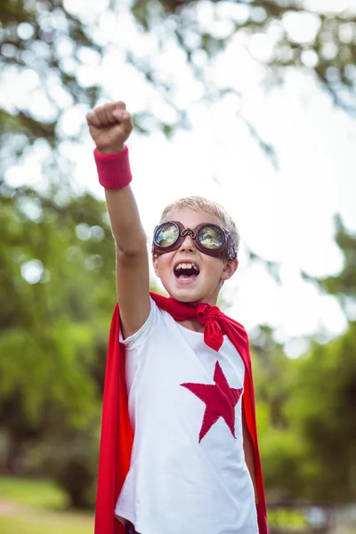 Ragazzino che finge di essere un supereroe — Foto Stock