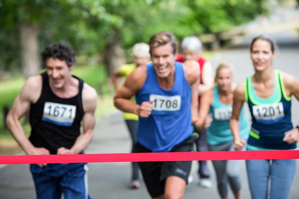 Atletas de maratona perto da linha de chegada — Fotografia de Stock