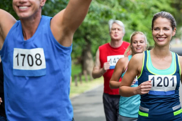 Maratona atleta masculino cruzando a linha de chegada — Fotografia de Stock