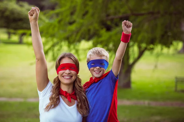 Mutter und Sohn geben sich als Superhelden aus — Stockfoto