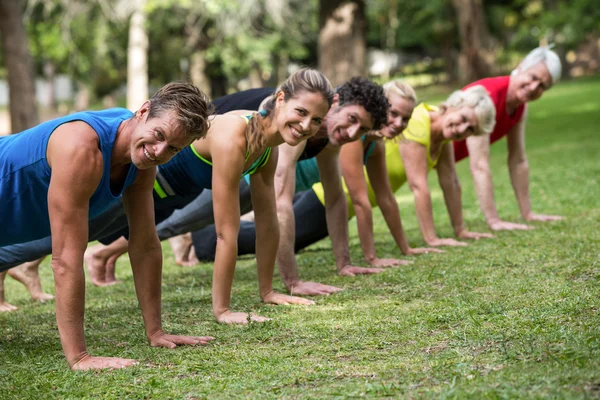 Aula de fitness praticando ioga — Fotografia de Stock