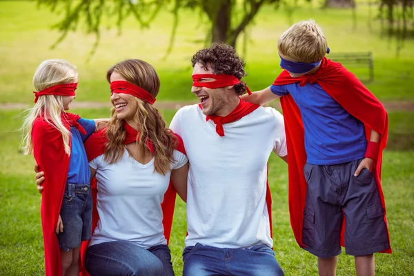 Familia fingiendo ser superhéroes — Foto de Stock