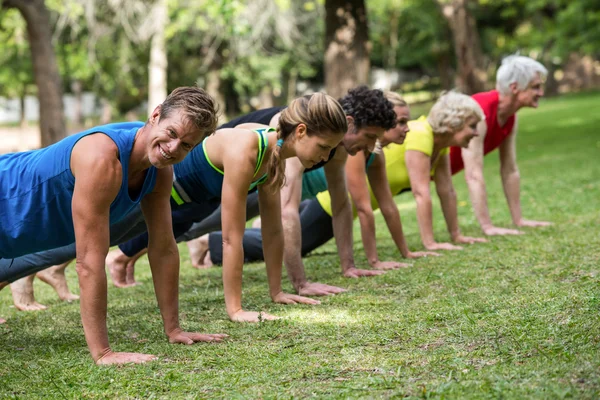 Clase de fitness practicando yoga —  Fotos de Stock