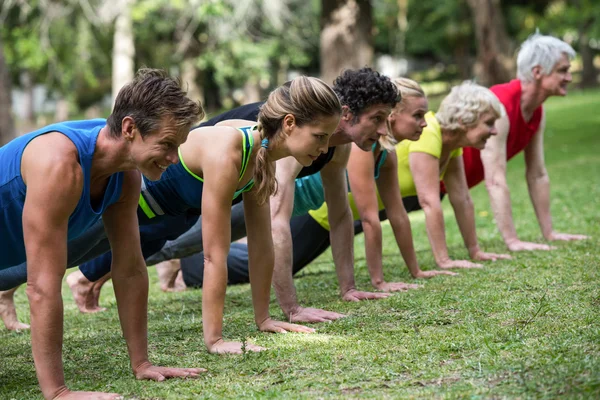 Fitness klasse beoefenen van yoga — Stockfoto