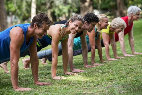 Aula de fitness praticando ioga — Fotografia de Stock