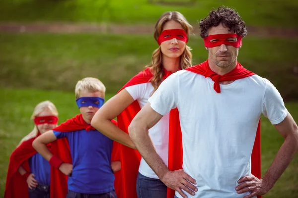 Famiglia felice che finge di essere supereroina — Foto Stock