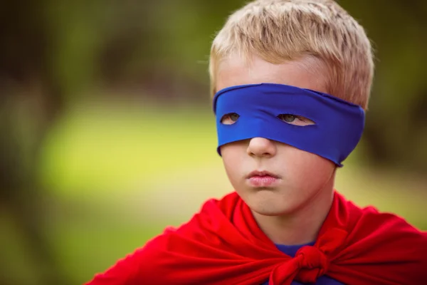 Malý chlapec, předstírá, že superhrdina — Stock fotografie