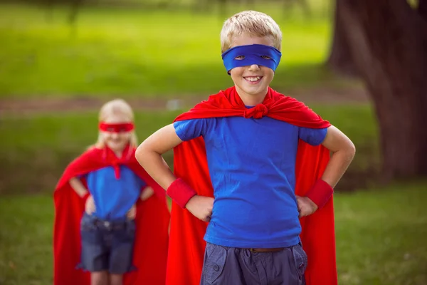 Kakak dan adik berpura-pura menjadi superheros — Stok Foto