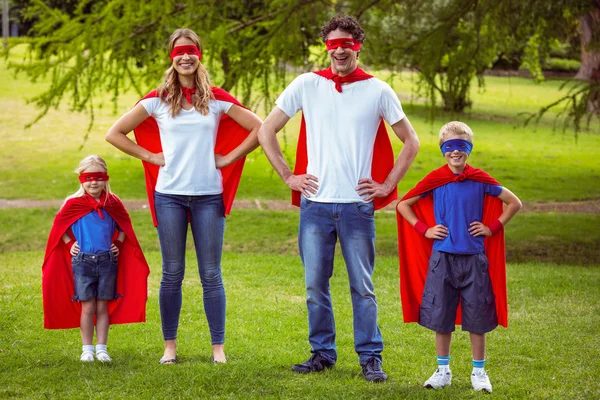 Familia feliz fingiendo ser superhéroes — Foto de Stock