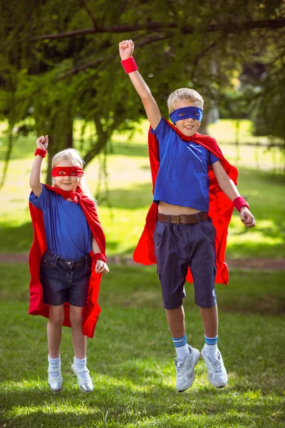 Bratr a sestra předstírá superheros — Stock fotografie