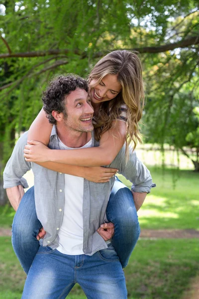 Man ger en piggy-back — Stockfoto