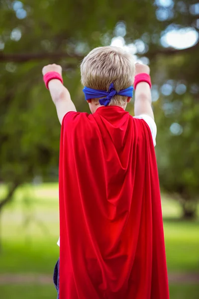 Pojke som låtsas vara superhjälte — Stockfoto