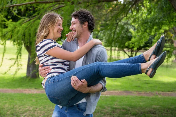 Man die zijn vrouw — Stockfoto