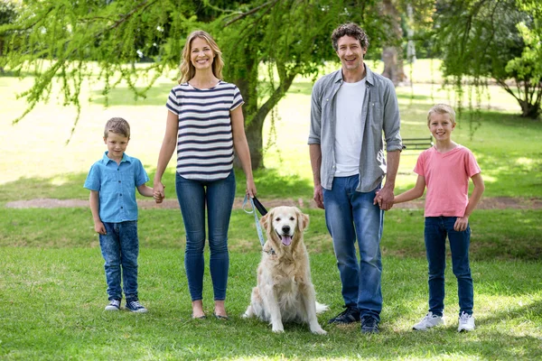 Familj med hund i parken — Stockfoto