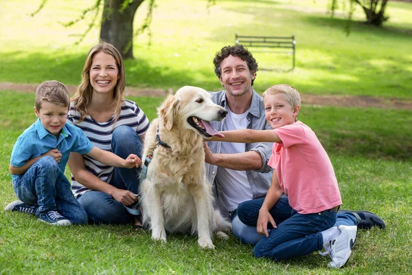 Семья с собакой в парке — стоковое фото