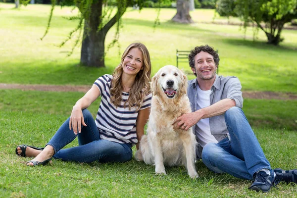 Koppelen aan hun hond in het park — Stockfoto