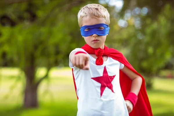 Jongen voorwenden om superheld wijzen — Stockfoto