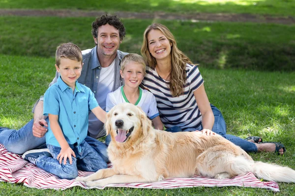 Rodina se psem v parku — Stock fotografie