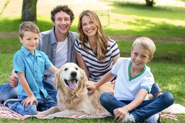 Familia con perro en el parque Imagen De Stock